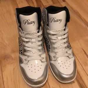 Pastry sneakers with cheetah print